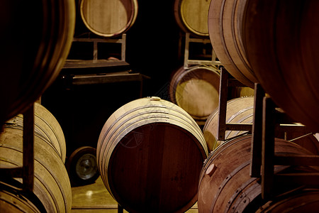 白兰地酒桶准备分发 在仓库的酒桶里放一个葡萄酒桶背景