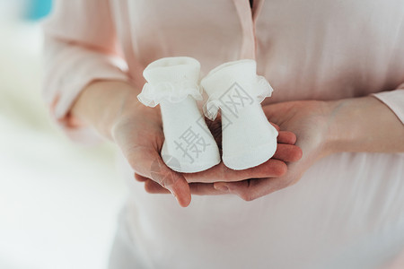 新生儿女孩的婴儿衣服新生多样性孩子白色拖鞋家庭女孩们怀孕孩子们裙子背景图片