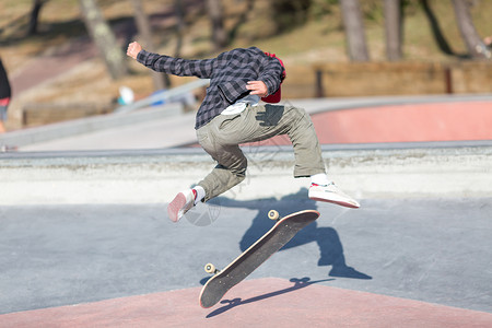 滑板公园速度青少年锻炼高清图片