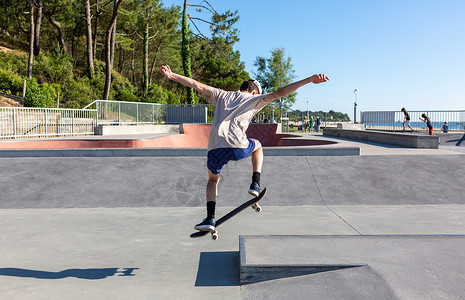 滑板公园速度男生奥利高清图片