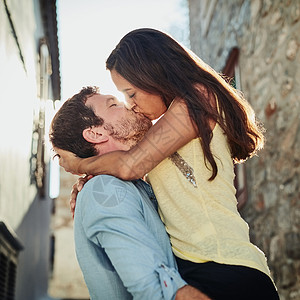 用火吻我 亲亲的情侣在外面接吻背景图片