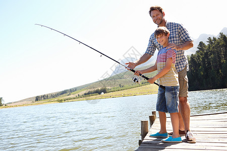 最酷老爸他就像他老爸一样 父亲和儿子一起钓鱼的背景