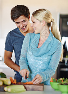 看起来不错 亲爱的 一对快乐的年轻夫妇在准备饭菜时一起分享一个深情的时刻背景图片