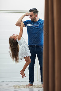 你有超强的力量 爸爸 一个小女孩抱着她父亲的胳膊 当他抬起她的时候背景图片