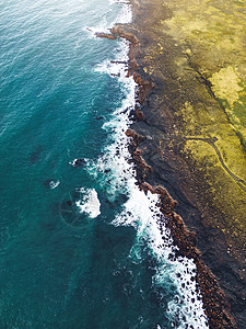 垂直照片 海浪拍打海岸的鸟瞰图 — 冰岛高清图片