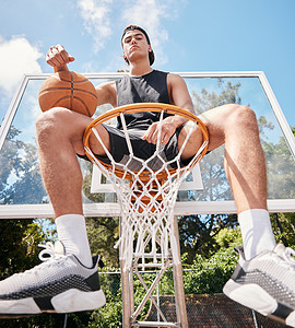 篮球场上的篮球框运动 篮球和男子坐在篮球场上 准备在篮球场上进行户外训练 比赛或比赛 肖像 篮球运动员和男性在篮筐上准备锻炼背景
