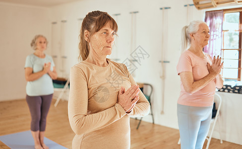 关注有礼瑜伽 放松和退休健康课程 提供健康 正念和灵性课程 Namaste 禅宗和冷静的老年女性共同关注健康俱乐部 以获得健康的身心背景
