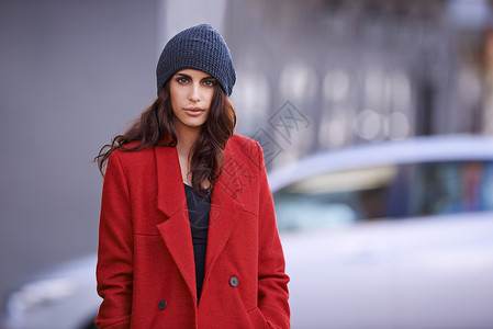 冬补进当时剪裁了一个穿着红冬大衣和蜜蜂的年轻美女的肖像画 她当时身穿红色冬季大衣背景