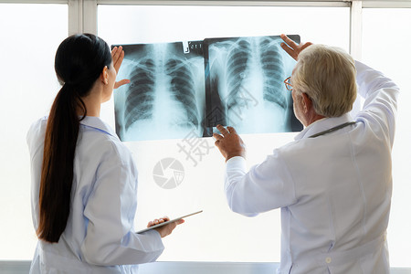 两名医生检查了在消毒室进行医疗X光诊断的射线图卫生胸片女士药品女性胸部肺炎男人健康x光背景