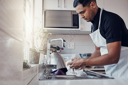 厨师透明素材清洁厨房 洗碗和一个人在家里 家里或公寓里清洁 以确保安全免受细菌侵害 为了卫生和健康的生活方式 洗手池里的男清洁工手里拿着一块背景