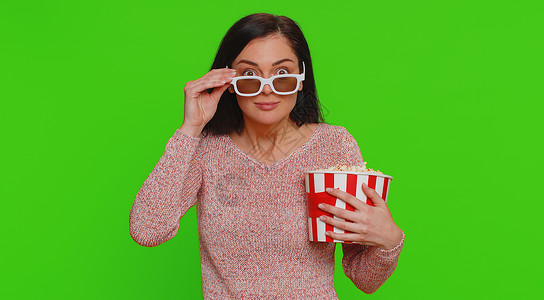穿着3D眼镜的兴奋女人 吃爆米花 看有趣的电视连续剧 体育游戏电影娱乐乐趣活动零食程序视频媒体女孩屏幕惊悚片背景图片