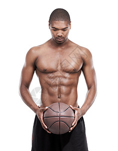 一个英俊的年轻篮球运动员 站在工作室里站着一无是处肚子锻炼活力大块头男人运动装膀子运动肌肉腹肌背景图片
