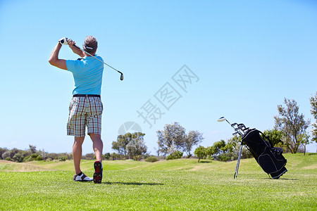 回字形边框一个成熟的男性高尔夫球手在高尔夫球场上打球的回视背景
