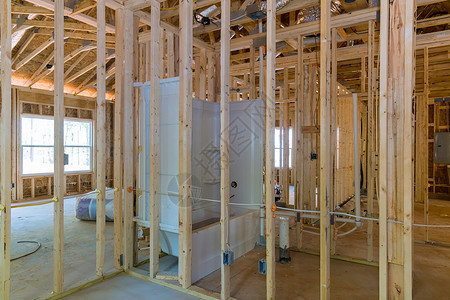 半灰泥房子当新建造的房屋装有木梁 木棍和管道时 必须全部在石膏板前完成 才能加盖灰泥 建筑工地需要建好墙壁背景