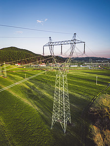 斯洛文尼亚乡村草地上电塔的垂直照片高清图片