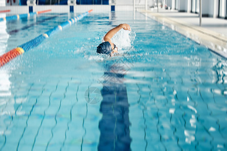 运动员 呼吸或自由泳在游泳池帽中进行运动健康 训练或身体保健运动 锻炼 健身和游泳运动员参加水上比赛挑战背景图片