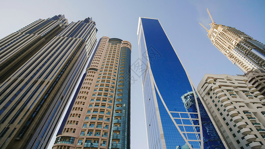 迪拜公主塔在阳光明媚的一天 迪拜高塔和现代摩天大楼财产景观场景旅游天空城市公主天际金融地标背景
