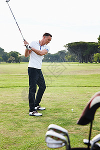 他是一个大挥棒手 一个男人准备去打高尔夫球背景图片
