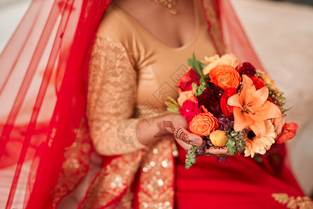 婚礼是盛满彩色的婚外情 一个无法辨认的女人 在结婚前拿着一束鲜花背景