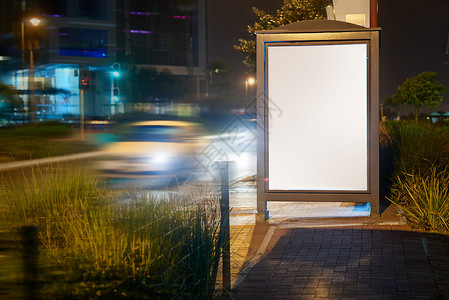 现房户外广告总的来说 户外广告在不断变化 在公共汽车站上有一个空白的灯盒背景