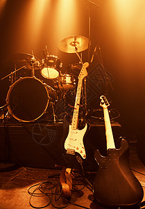 一个酒鬼和电动吉他 站在音乐会前的舞台上 然后就走背景图片
