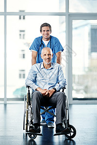 心里只有你我心里只有他的最大利益 一个男护士的肖像 照顾坐在轮椅上的一位高级病人 (笑声)背景
