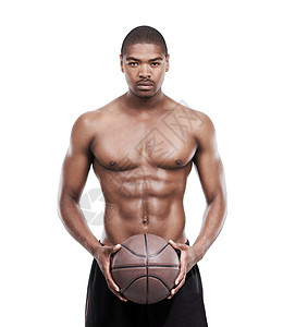 想玩一对一的游戏 一位英俊年轻篮球运动员的肖像 在演播室里站着不穿衬衣背景图片