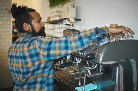 咖啡馆里的男人 咖啡师和饮料机 专注于小型企业 工作流程和流程 清理浓缩咖啡 拿铁或卡布奇诺的生产 咖啡店进行卫生和消毒背景图片