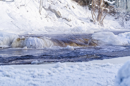 北极 冬天的北欧风景 在冬天的冰雪小河中高清图片