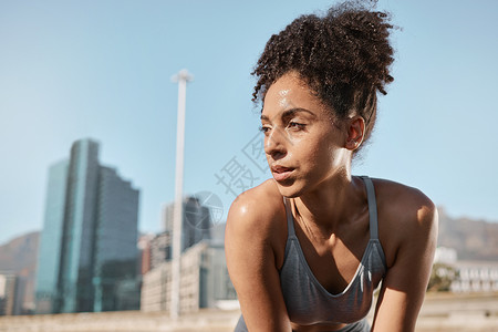 城市中的健身 跑步者和疲惫的黑人女性因跑步锻炼 有氧运动或训练而大汗淋漓 呼吸 疲劳和运动运动员在阳光明媚的夏日放松或休息背景