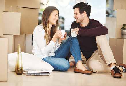 你是我的家 一个温柔的年轻夫妇 在搬进新家的时候 休息一下喝咖啡背景图片