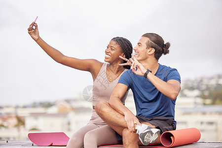 情侣 健身和自拍 运动后在社交媒体上发帖或博客更新 同时在城市户外带着微笑和支持 男人和黑人女人一起在法国锻炼背景图片
