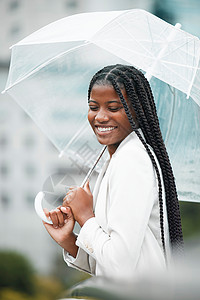 雨天雨伞微笑姿势高清图片