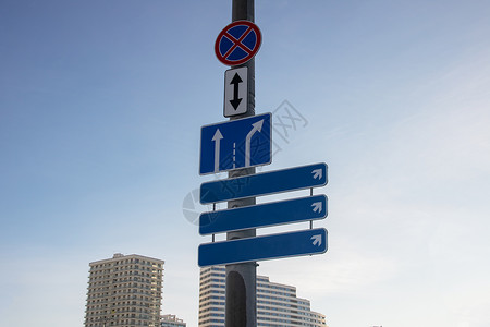 城市封闭区空路标宣传运输交通卡车驾驶天空横幅蓝色广告牌木板背景图片
