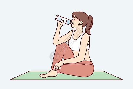 运动放松喝水休息坐在瑜伽垫子和饮用水上 及时让她们休息的疲劳妇女 不参加锻炼设计图片