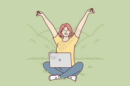 坐在膝盖上坐在公园草坪上的快乐女人 膝盖上带着笔记本电脑 双手举高插画