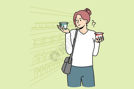 一杯酸奶年轻妇女在超市中选择奶制品设计图片