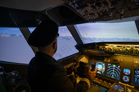 飞行员训练一个人正在学习如何在飞机模拟器中当飞行员背景