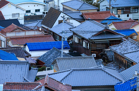 日本城镇高密度住宅邻居之家的铺设房屋顶板块背景图片