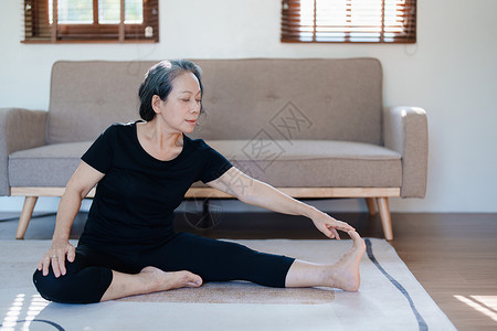 肌肉练习缓解压力 肌肉放松 呼吸练习 锻炼 冥想 亚洲年轻女性通过练习瑜伽放松身体的肖像灵活性沉思女孩瑜珈运动活动咒语肩膀脉轮脊柱背景