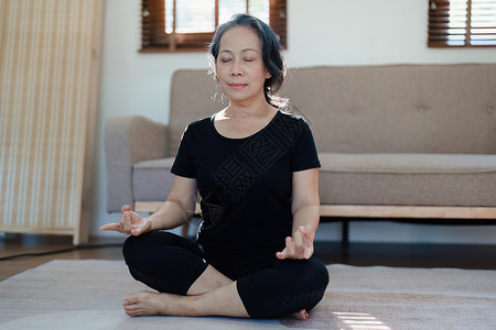 咒语缓解压力 肌肉放松 呼吸练习 锻炼 冥想 亚洲年轻女性通过练习瑜伽放松身体的肖像平衡女孩活动瑜珈脊柱灵活性隔膜女士沉思训练背景