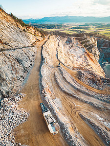 小费卡车露天矿坑采石场一侧碎石路垂直照片背景