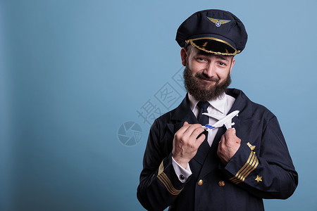 身穿制服在指挥部的微笑飞行员高清图片
