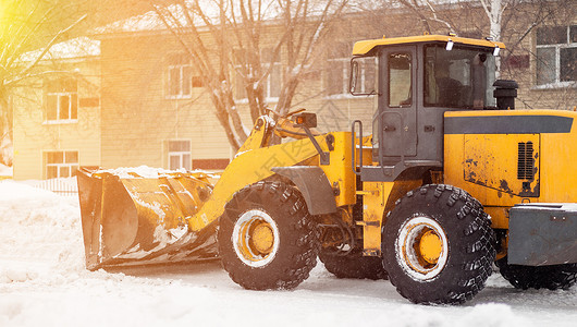 清扫和清理城市道路 以摆脱冬季的积雪降雪服务司机行动暴风雪挖掘机运输打扫机器刮刀背景