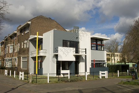 荷兰乌得勒支的遗产风格派正方形黄色线条房子立方体角落红色背景图片