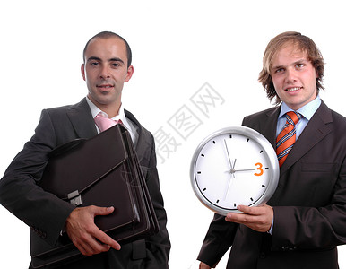 两个年轻的商务人士 ione 拿着时钟 另一个拿着一个背景图片