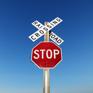 铁路和停车标志运输道口正方形照片公路路标背景图片