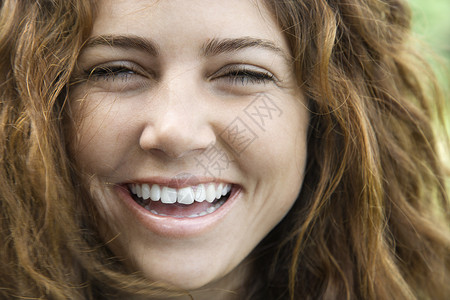 微笑的女人护理皮肤长发黑发眼神水平观众女性成年女士高清图片