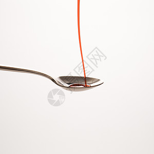 勺子和红药药品测量糖浆红色卫生治疗保健药物餐具剂量背景