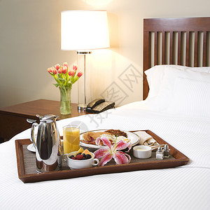 酒店托盘白床上的早餐盘橙汁水果食物早餐正方形咖啡奢华服务客房床单背景